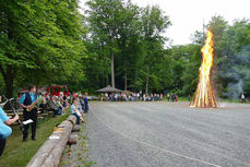 Entzünden des Johannifeuers (Foto: Karl-Franz Thiede)